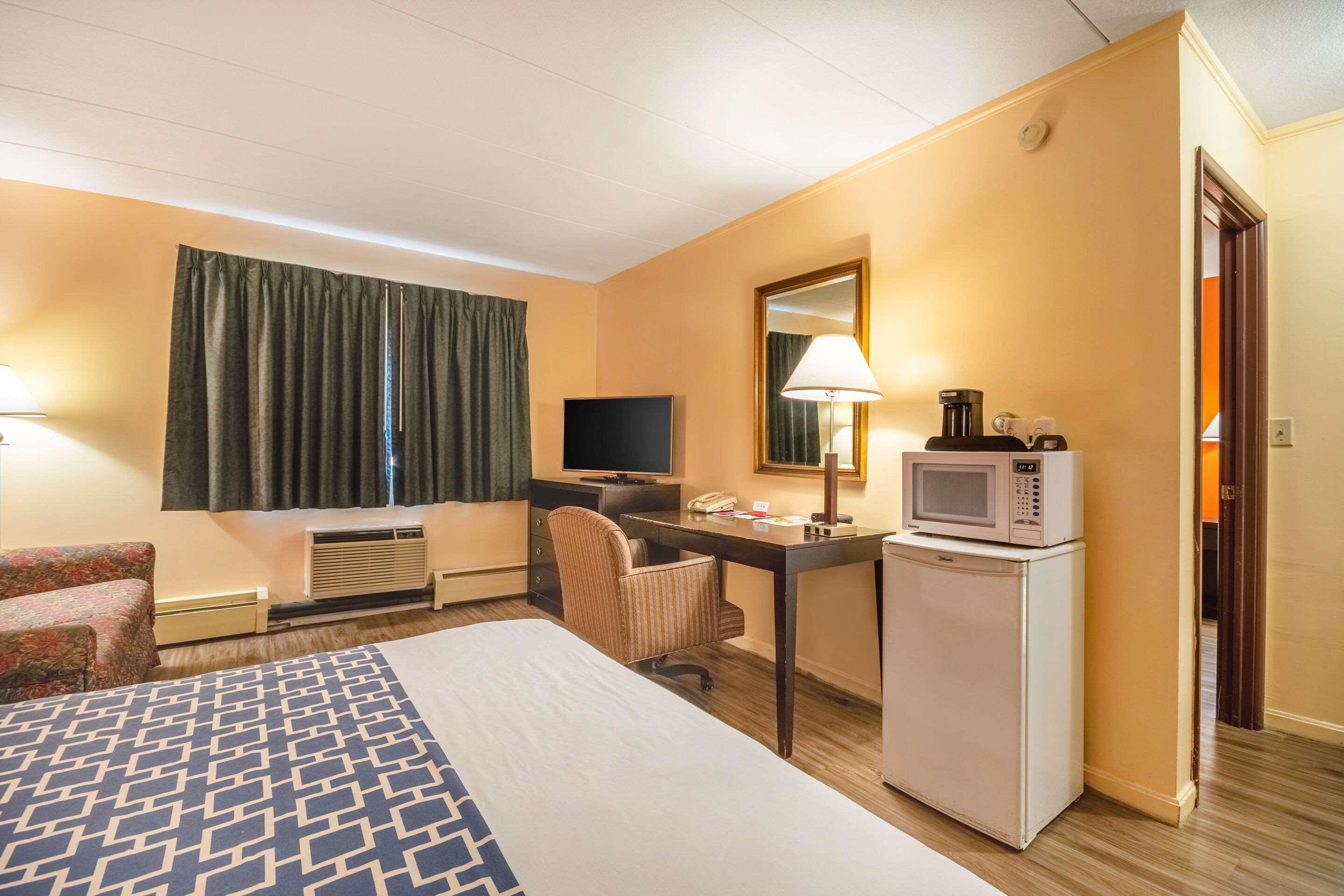Econo Lodge Inn & Suites Airport Windsor Locks Zewnętrze zdjęcie