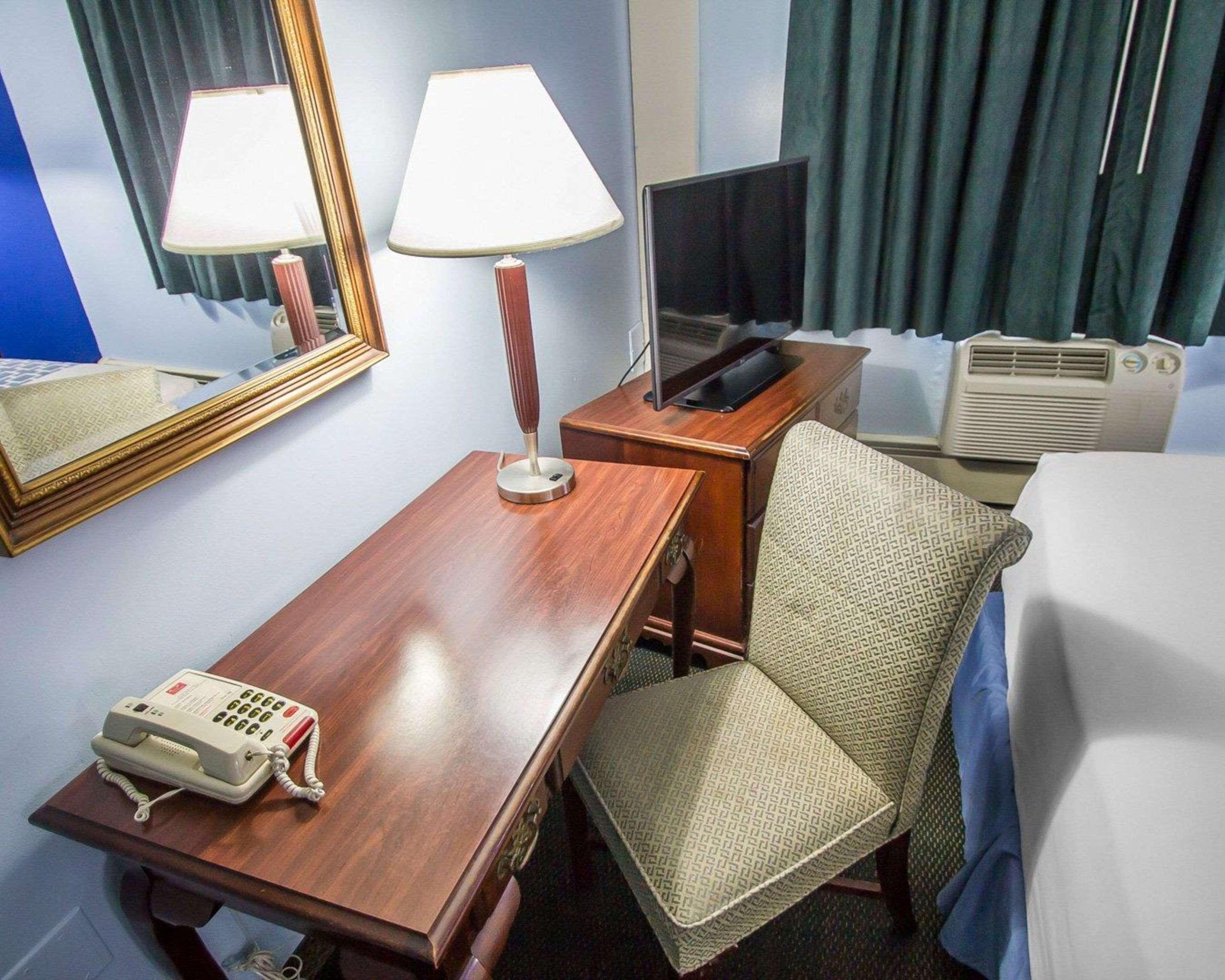 Econo Lodge Inn & Suites Airport Windsor Locks Zewnętrze zdjęcie