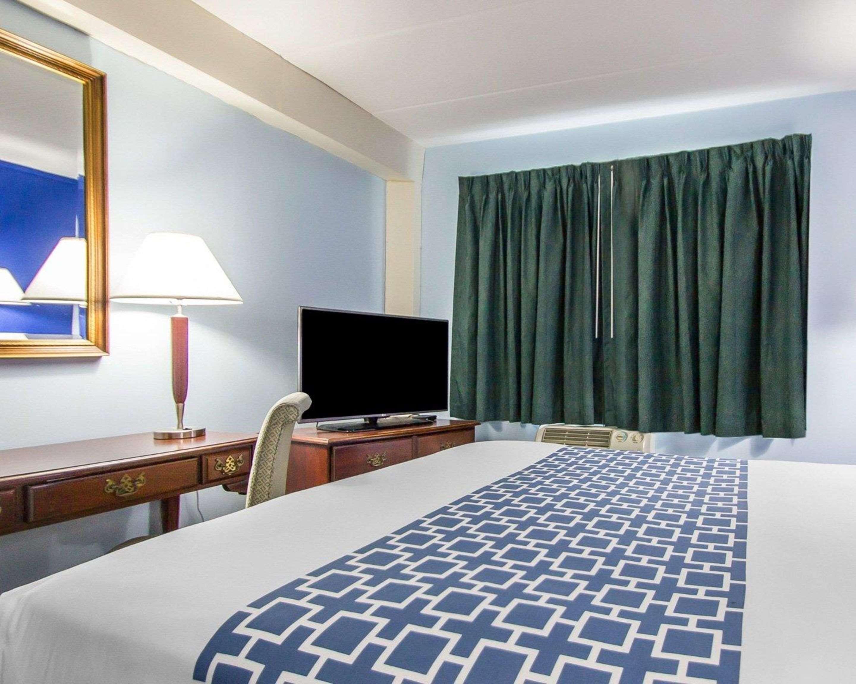 Econo Lodge Inn & Suites Airport Windsor Locks Zewnętrze zdjęcie