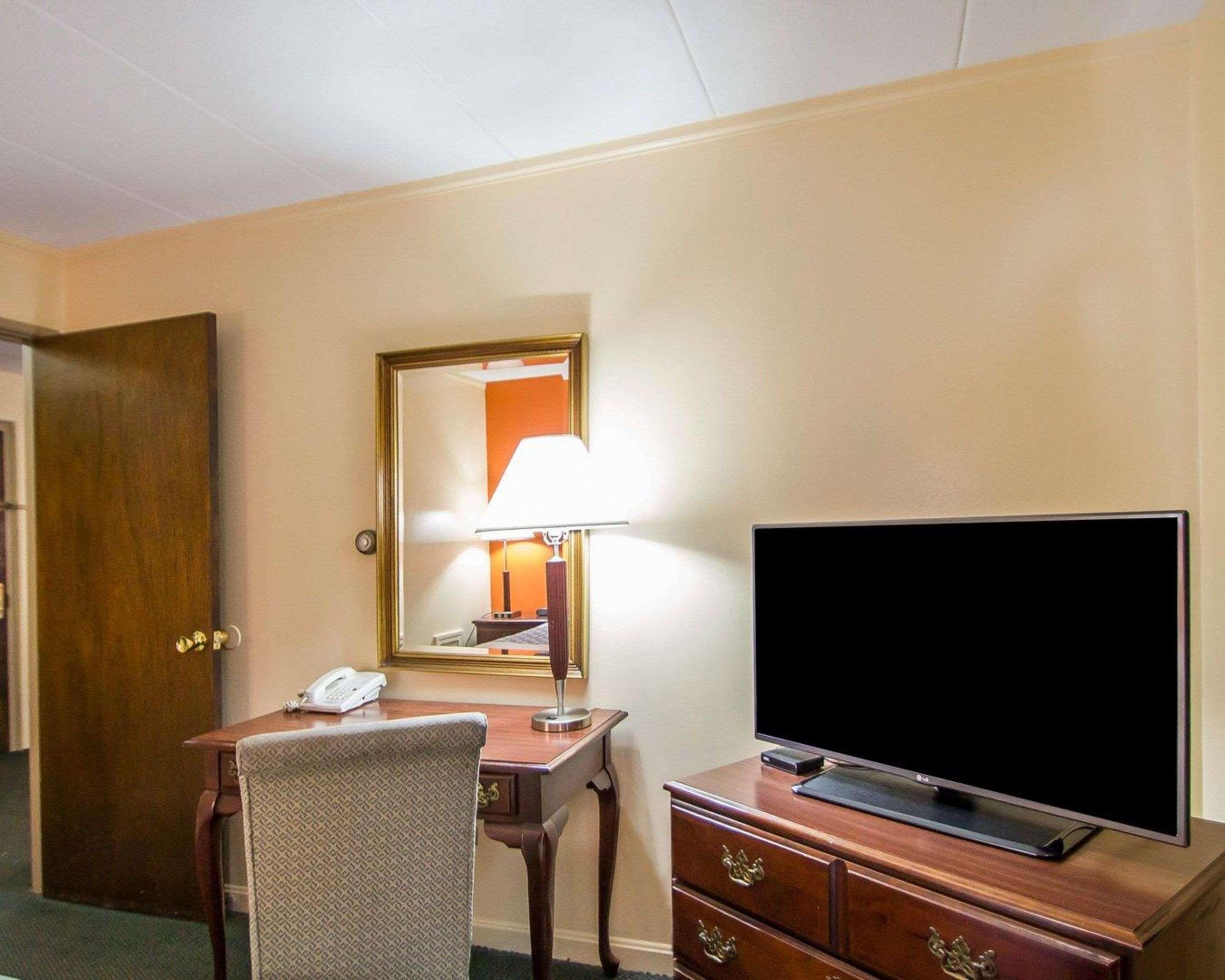 Econo Lodge Inn & Suites Airport Windsor Locks Zewnętrze zdjęcie