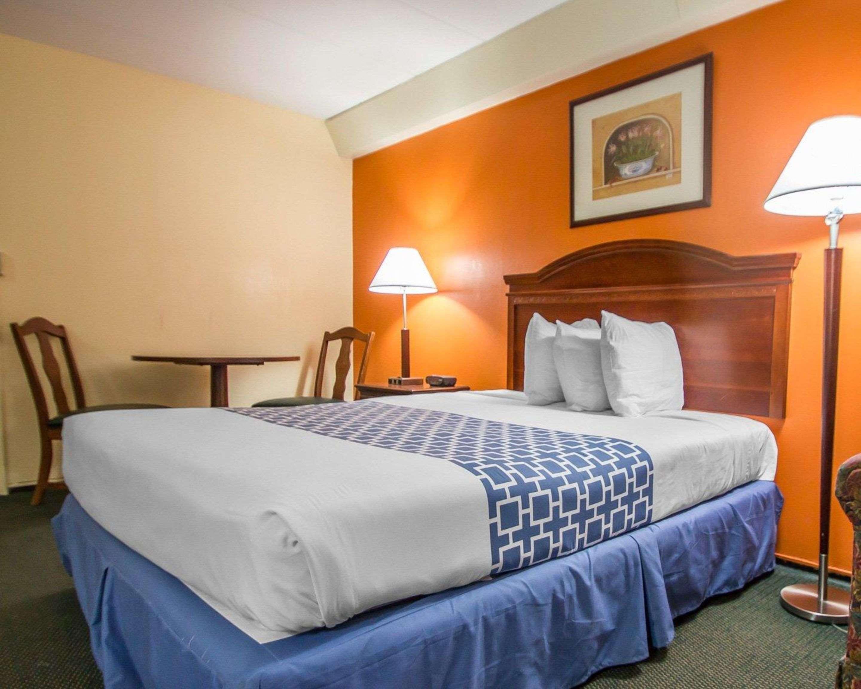 Econo Lodge Inn & Suites Airport Windsor Locks Zewnętrze zdjęcie