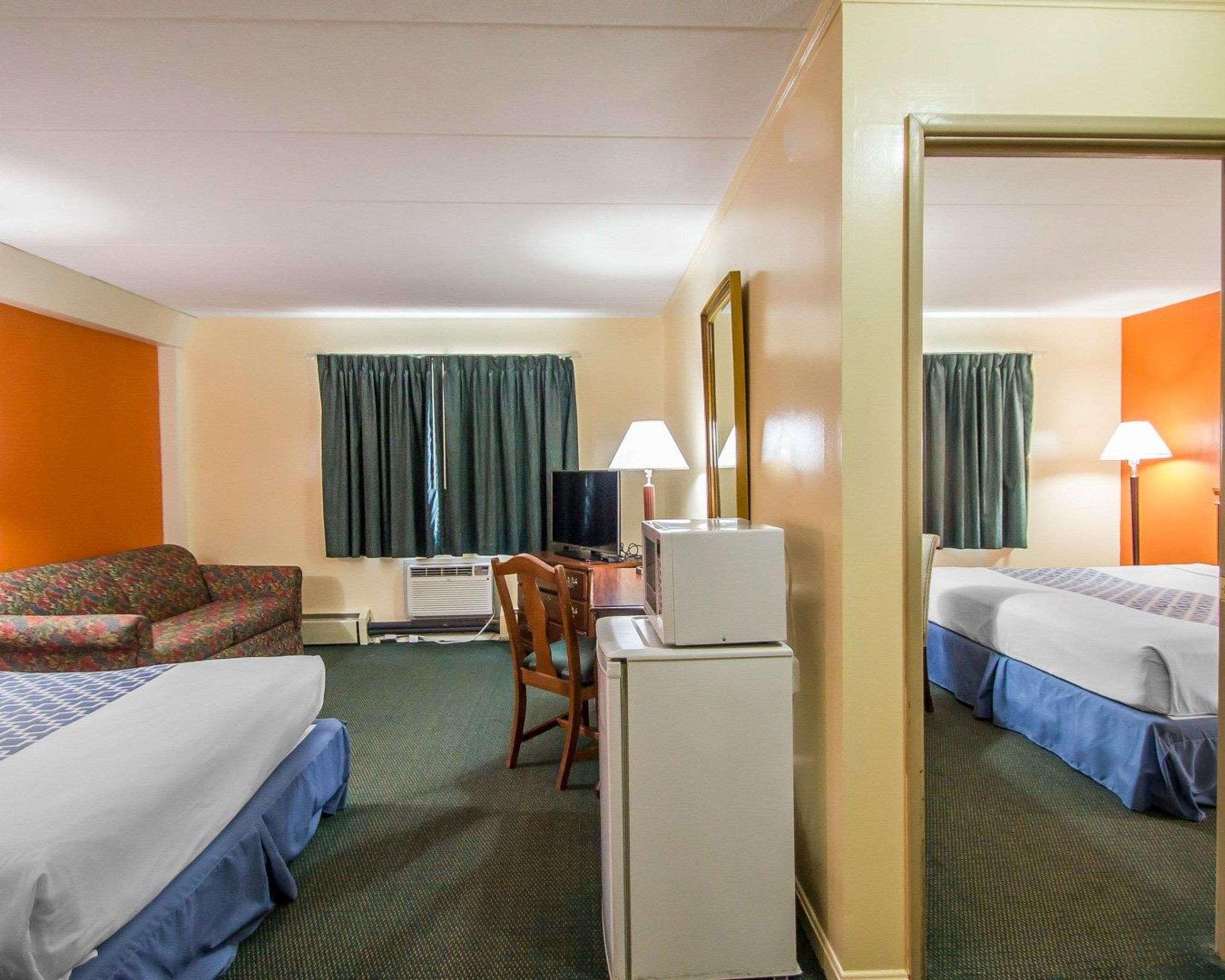Econo Lodge Inn & Suites Airport Windsor Locks Zewnętrze zdjęcie