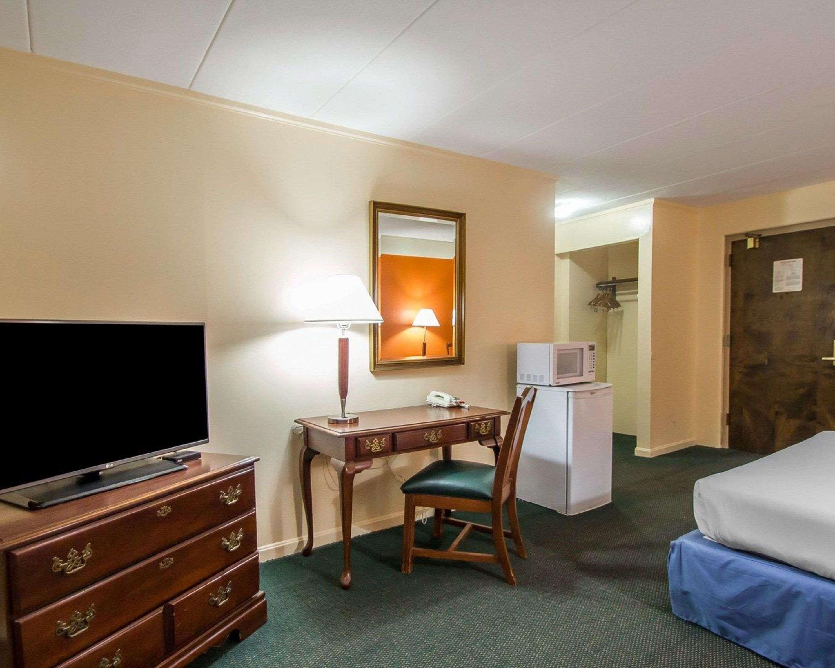 Econo Lodge Inn & Suites Airport Windsor Locks Zewnętrze zdjęcie