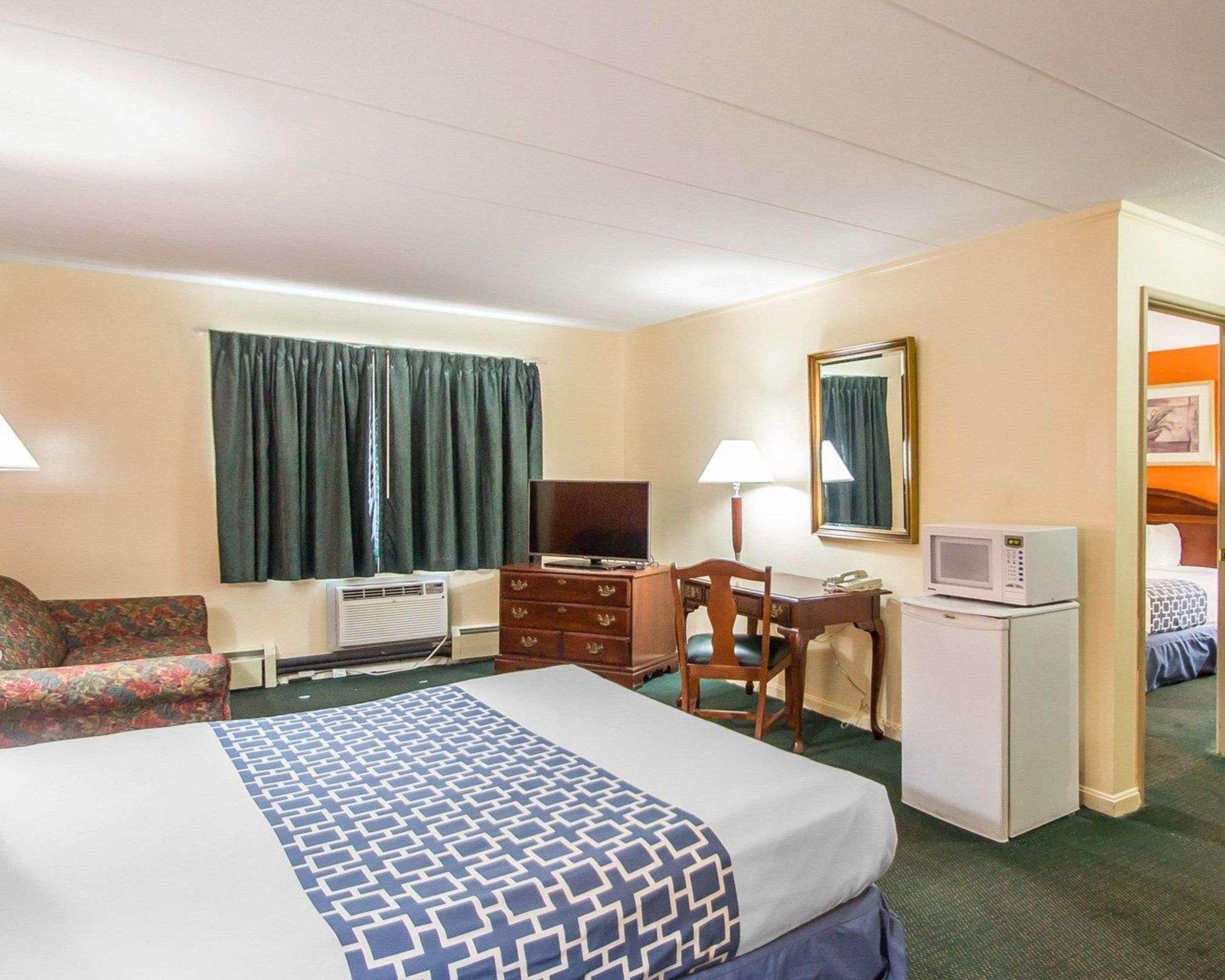 Econo Lodge Inn & Suites Airport Windsor Locks Zewnętrze zdjęcie